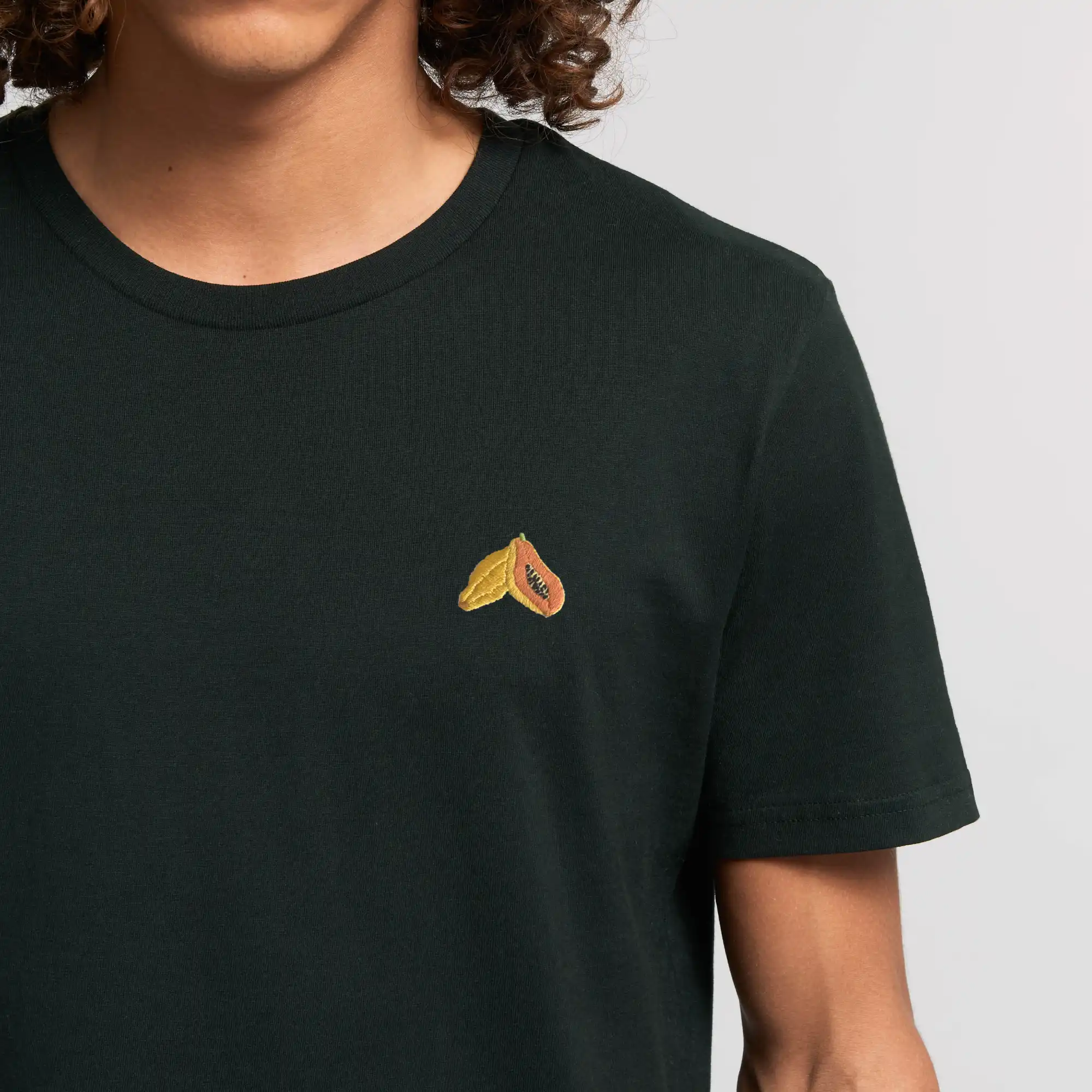T-shirt preta papaia bordada